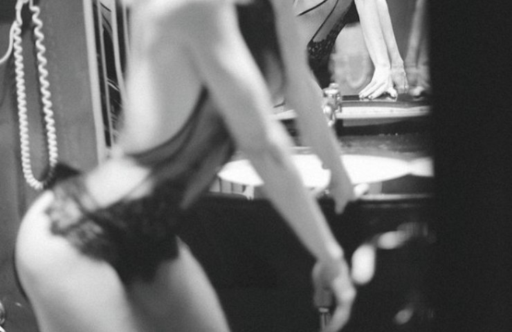 Justine Mattera foto lato B specchio lingerie