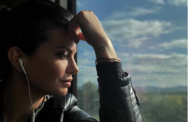 Laura Torrisi in treno