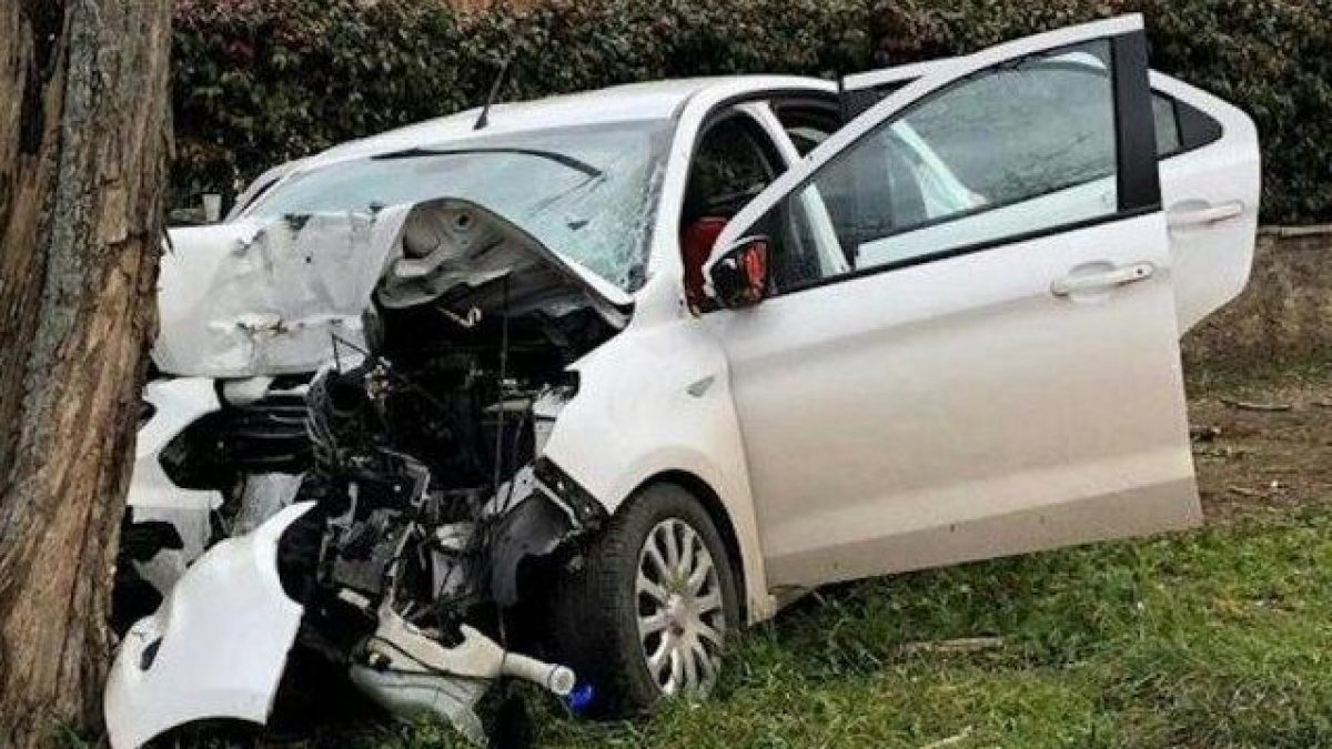 Terribile Incidente Mortale 21enne Si Schianta Contro Un Albero 0522